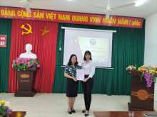 Đồng chí Nguyễn Thị Thu nhận quyết định