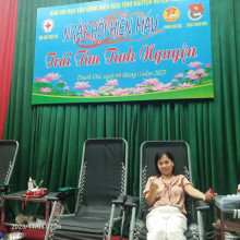 Hình ảnh: Cô giáo Nguyễn Thị Hồng hiến máu tình nguyện