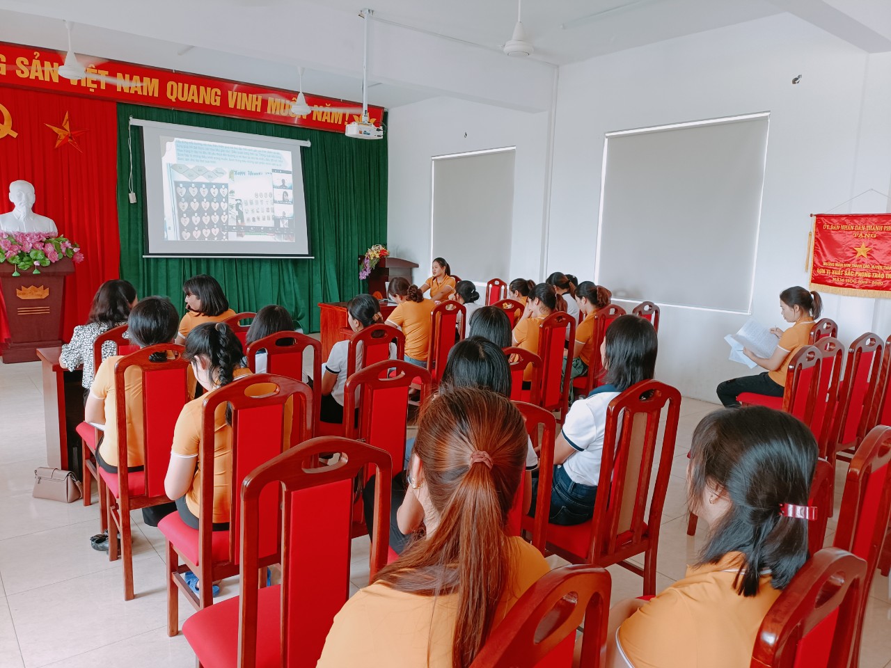 Sinh hoạt chuyên môn tháng 10 nội dung "Lớp học hạnh phúc"